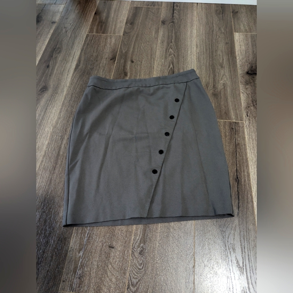 - - Renuar pencil skirt.. size 10. Quality  material. Gray tone  Busines…